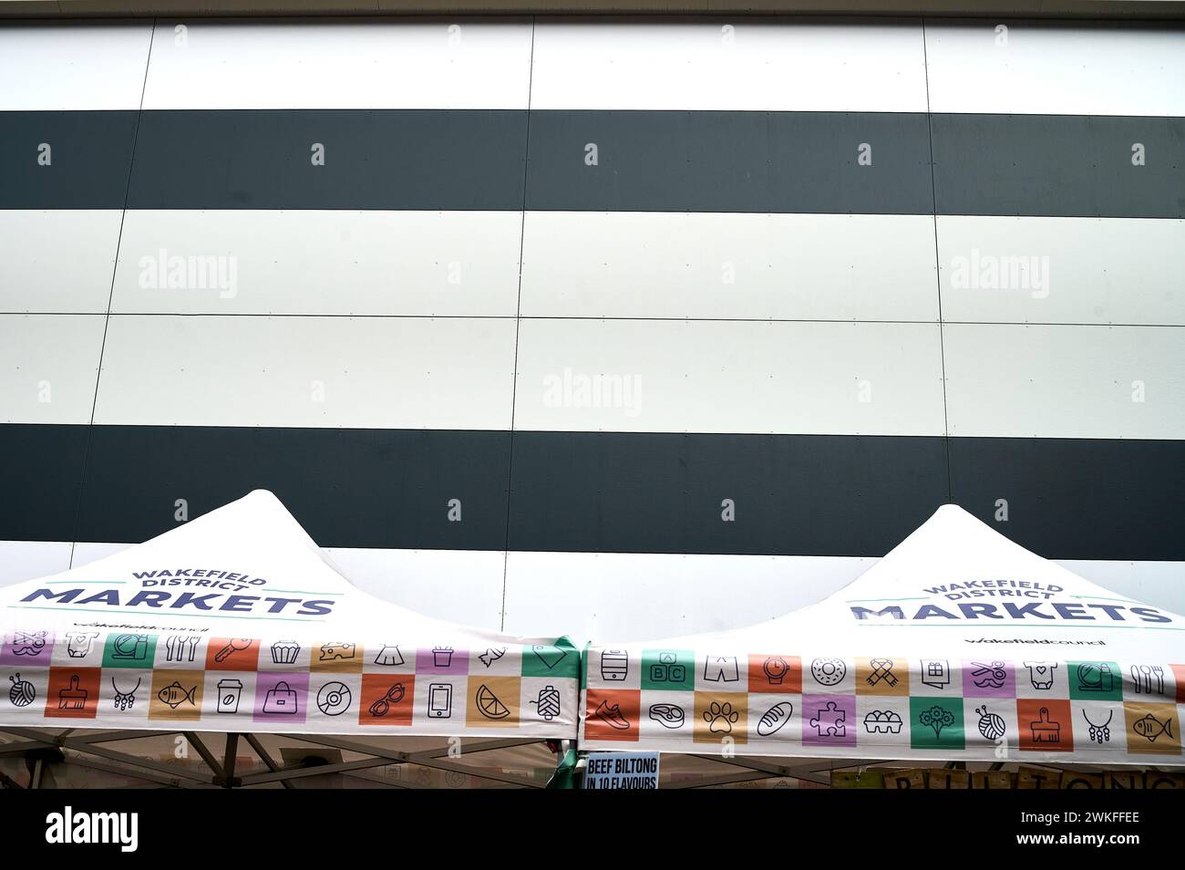 Zwei Marktstände vor dem Trinity Walk Einkaufszentrum, Wakefield Stockfoto