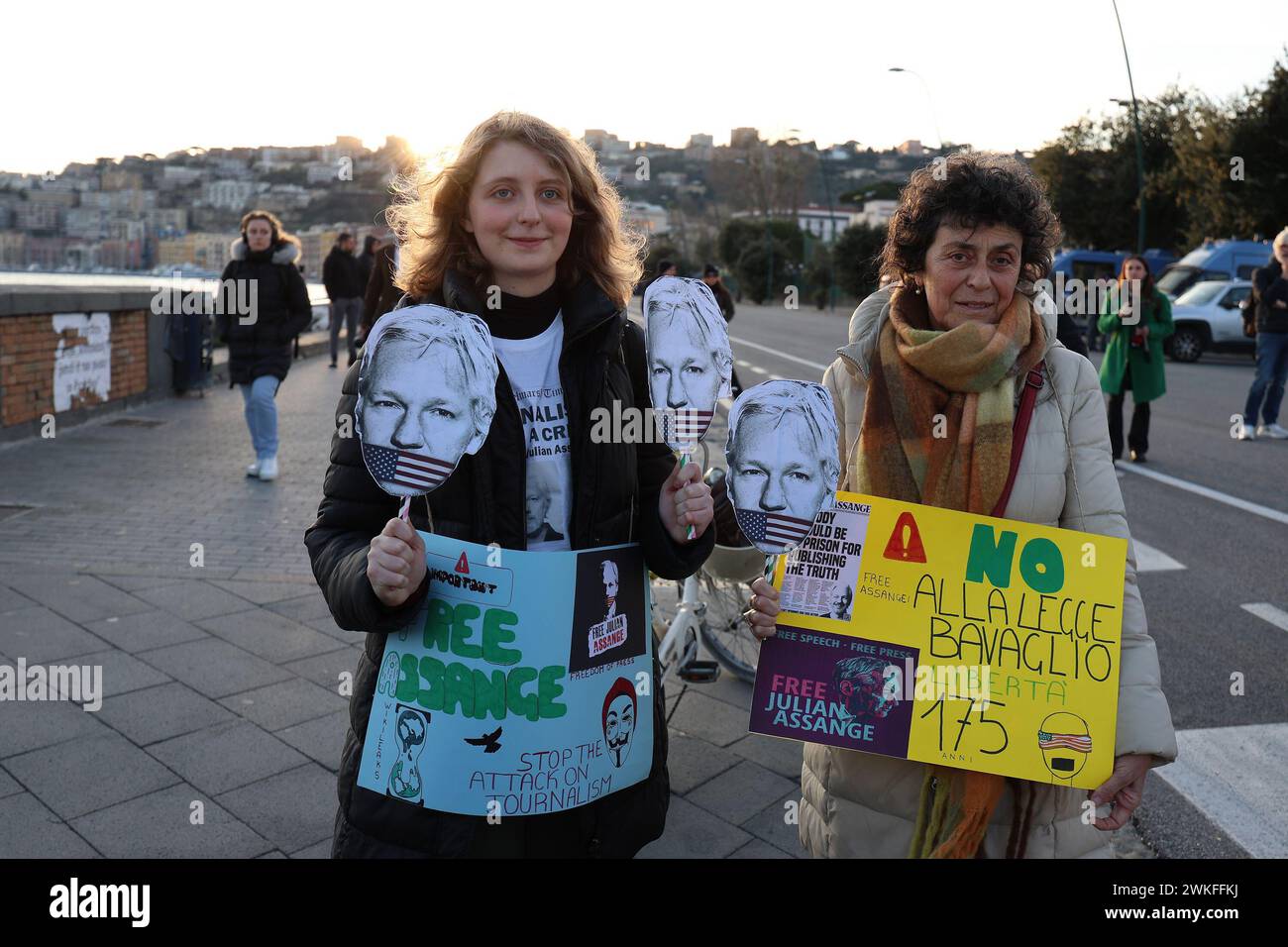 Neapel, Italien, 20. Februar 2024. Während der Demonstration zur Unterstützung des Aktivisten Julian Assange, um zu bitten, dass er nicht aus England, wo er noch im Gefängnis ist, in die Vereinigten Staaten ausgeliefert wird. Stockfoto