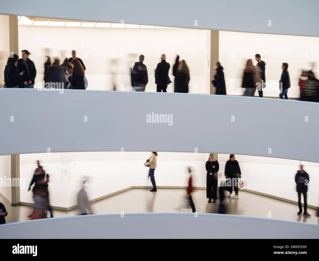 New York, USA - 30. April 2023: Silhouetten von Besuchern im New York Guggenheim Museum auf dem spiralförmigen Fußweg des Museums. Stockfoto