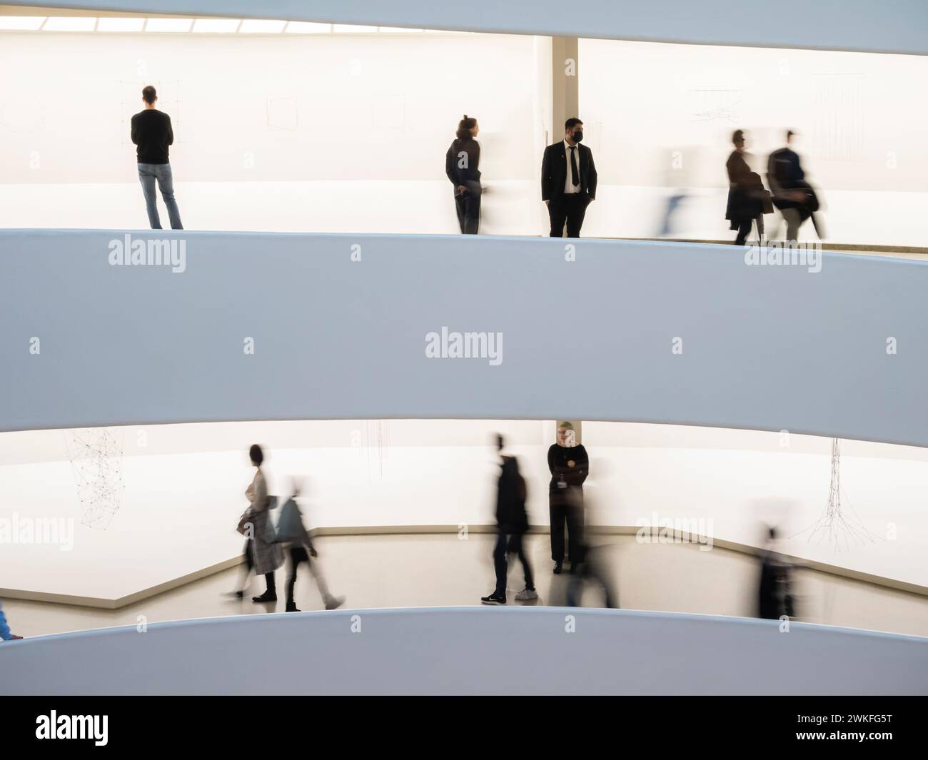New York, USA - 30. April 2023: Silhouetten von Besuchern im New York Guggenheim Museum auf dem spiralförmigen Fußweg des Museums. Stockfoto