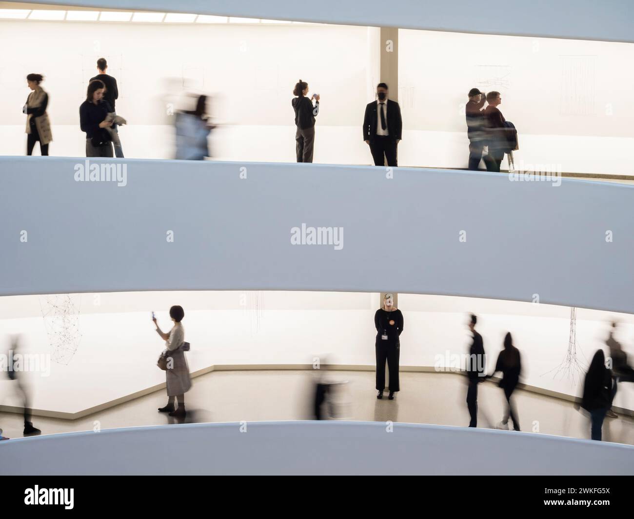 New York, USA - 30. April 2023: Silhouetten von Besuchern im New York Guggenheim Museum auf dem spiralförmigen Fußweg des Museums. Stockfoto