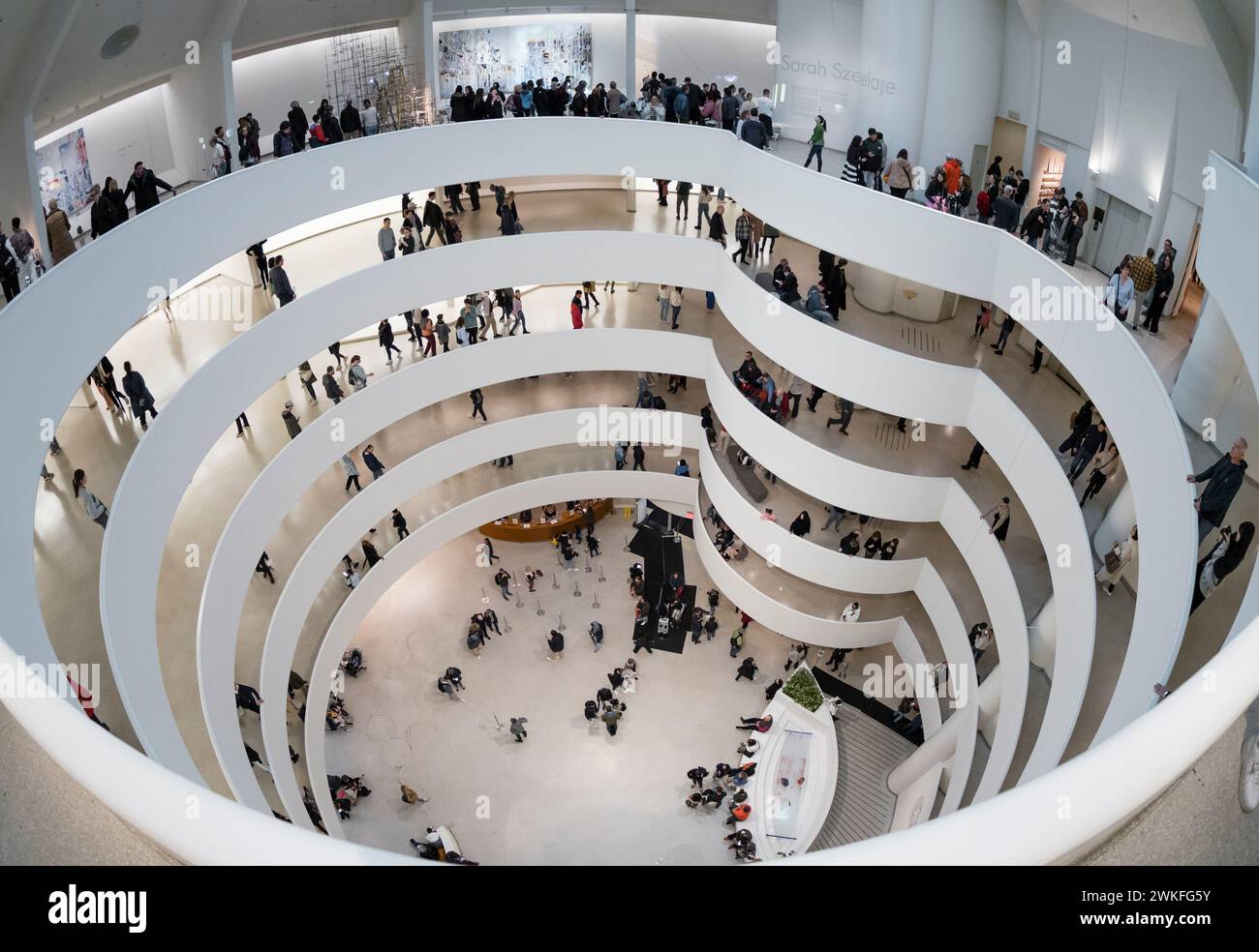 New York, USA - 30. April 2023: Blick auf das Innere des Guggenheim Museums in Manhattan, New York. Stockfoto