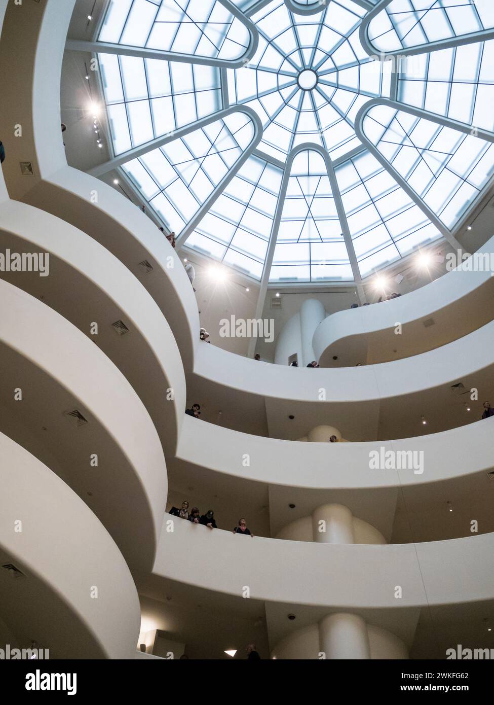 New York, USA - 30. April 2023: Blick auf das Innere des Guggenheim Museums in Manhattan, New York. Stockfoto