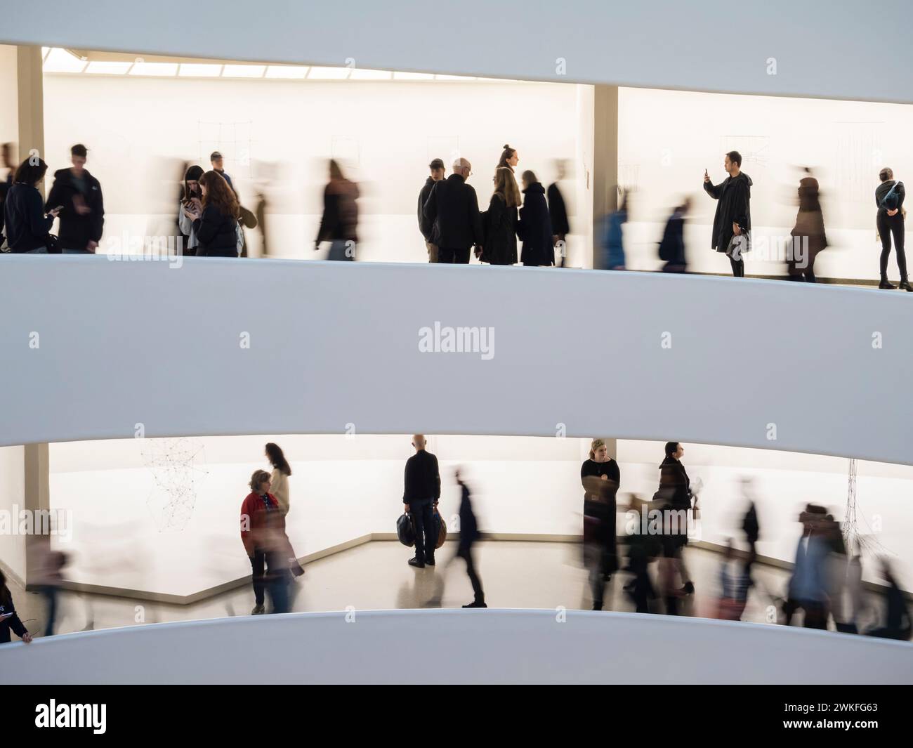 New York, USA - 30. April 2023: Silhouetten von Besuchern im New York Guggenheim Museum auf dem spiralförmigen Fußweg des Museums. Stockfoto
