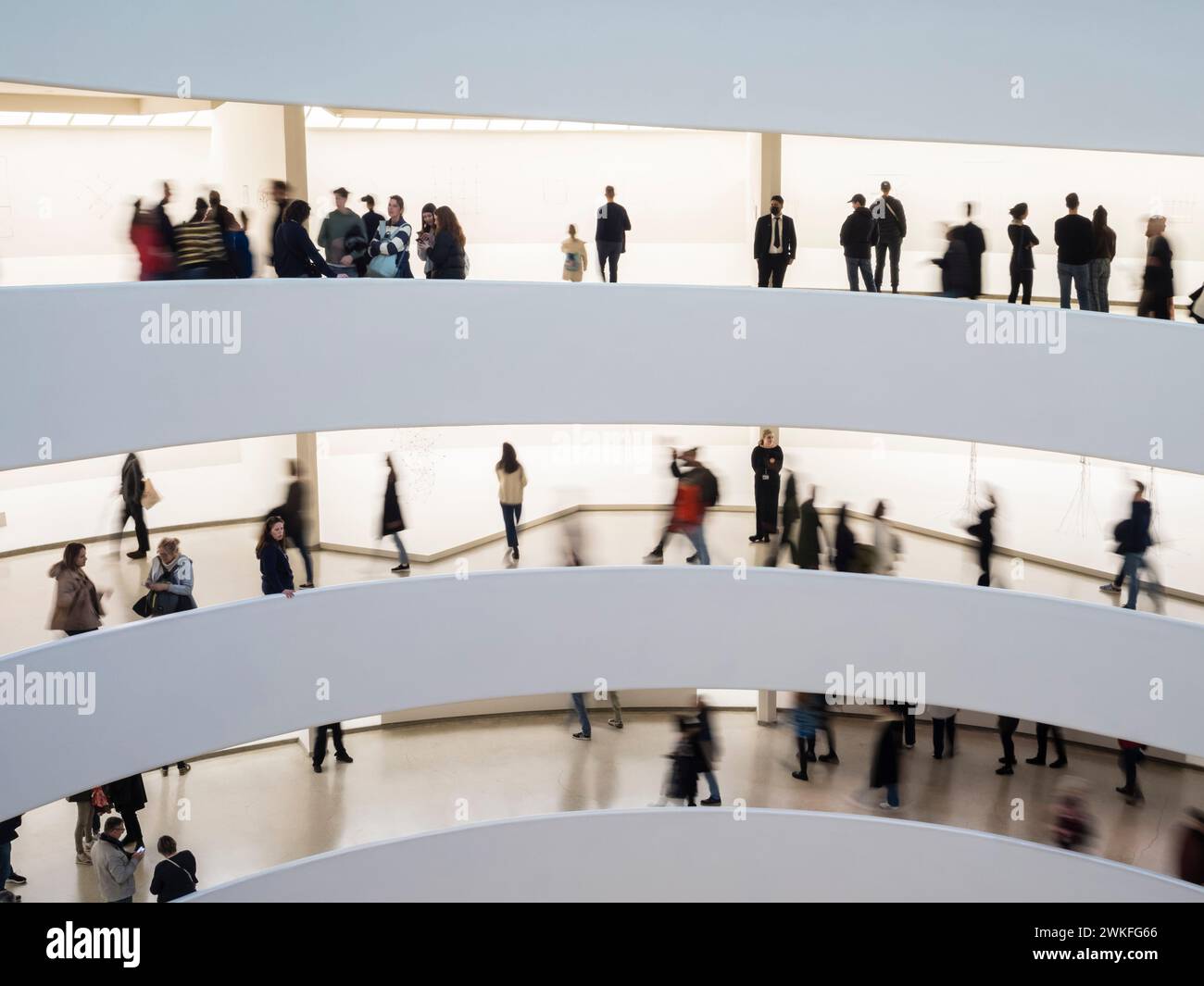 New York, USA - 30. April 2023: Silhouetten von Besuchern im New York Guggenheim Museum auf dem spiralförmigen Fußweg des Museums. Stockfoto