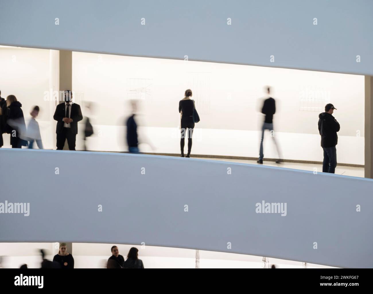 New York, USA - 30. April 2023: Silhouetten von Besuchern im New York Guggenheim Museum auf dem spiralförmigen Fußweg des Museums. Stockfoto