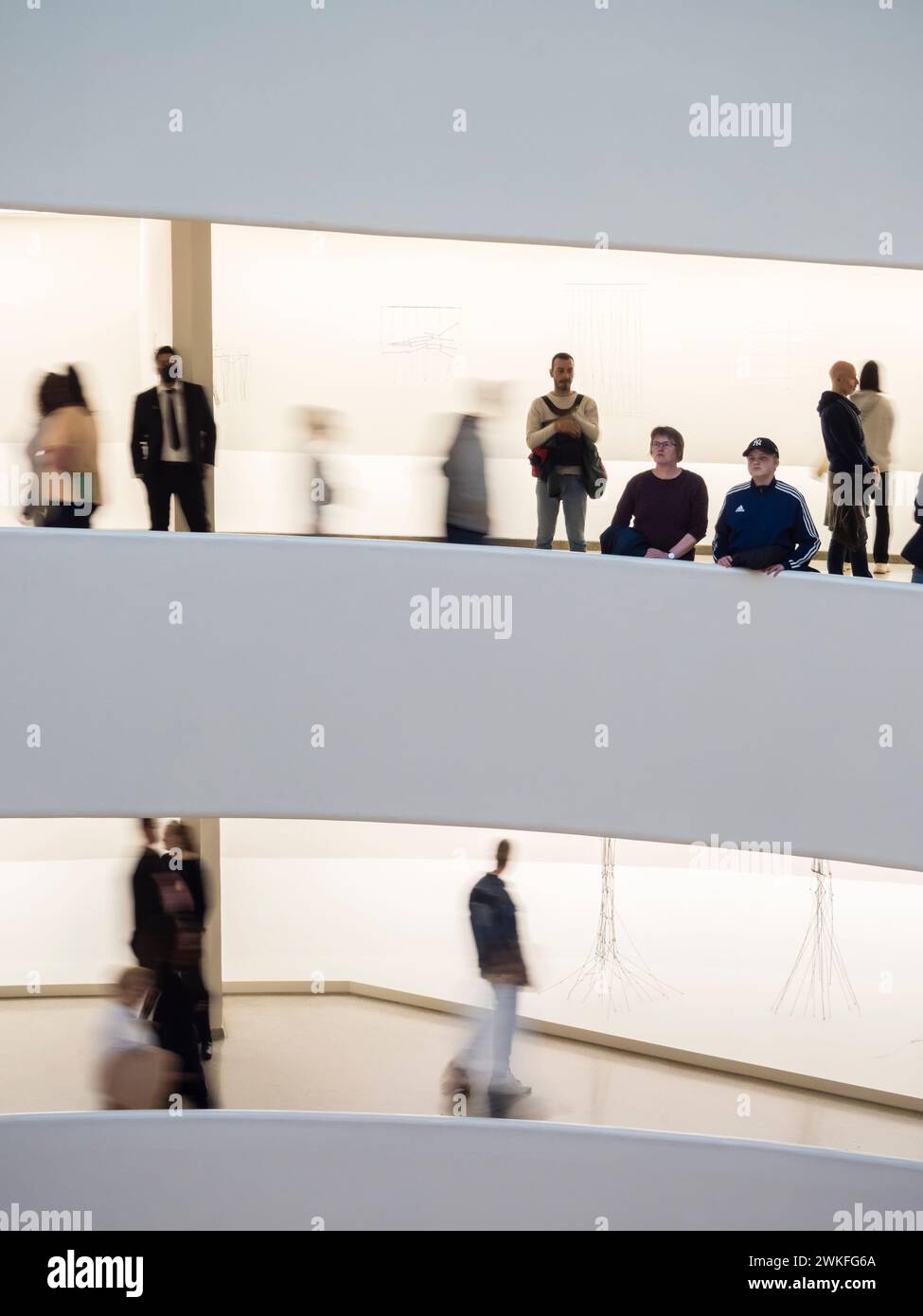 New York, USA - 30. April 2023: Silhouetten von Besuchern im New York Guggenheim Museum auf dem spiralförmigen Fußweg des Museums. Stockfoto