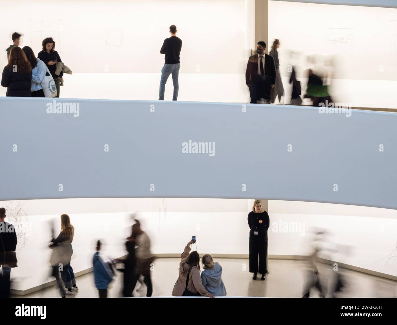 New York, USA - 30. April 2023: Silhouetten von Besuchern im New York Guggenheim Museum auf dem spiralförmigen Fußweg des Museums. Stockfoto