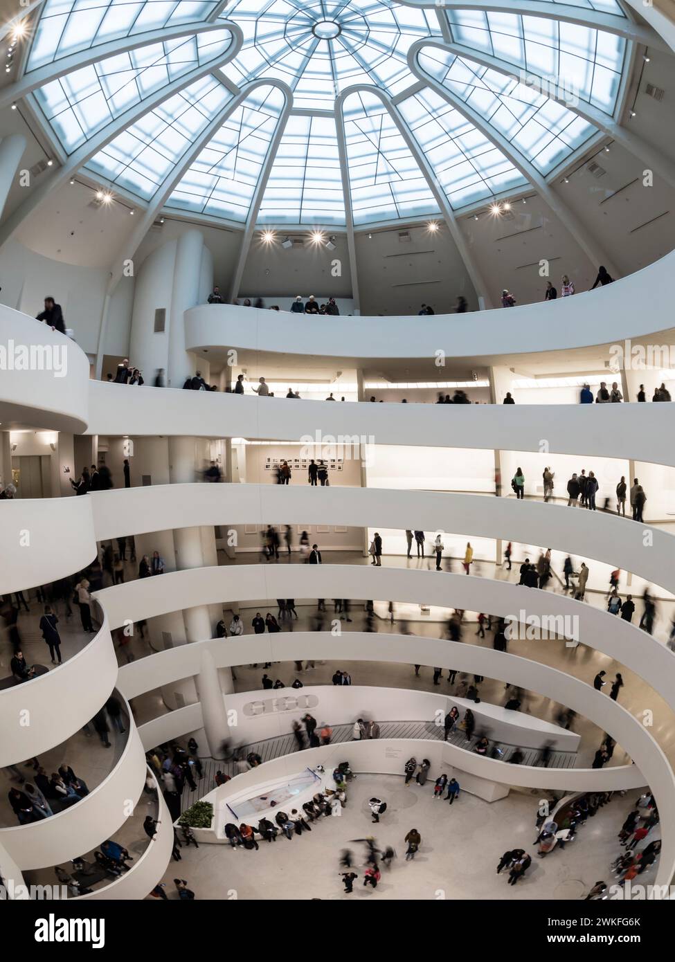 New York, USA - 30. April 2023: Blick auf das Innere des Guggenheim Museums in Manhattan, New York. Stockfoto
