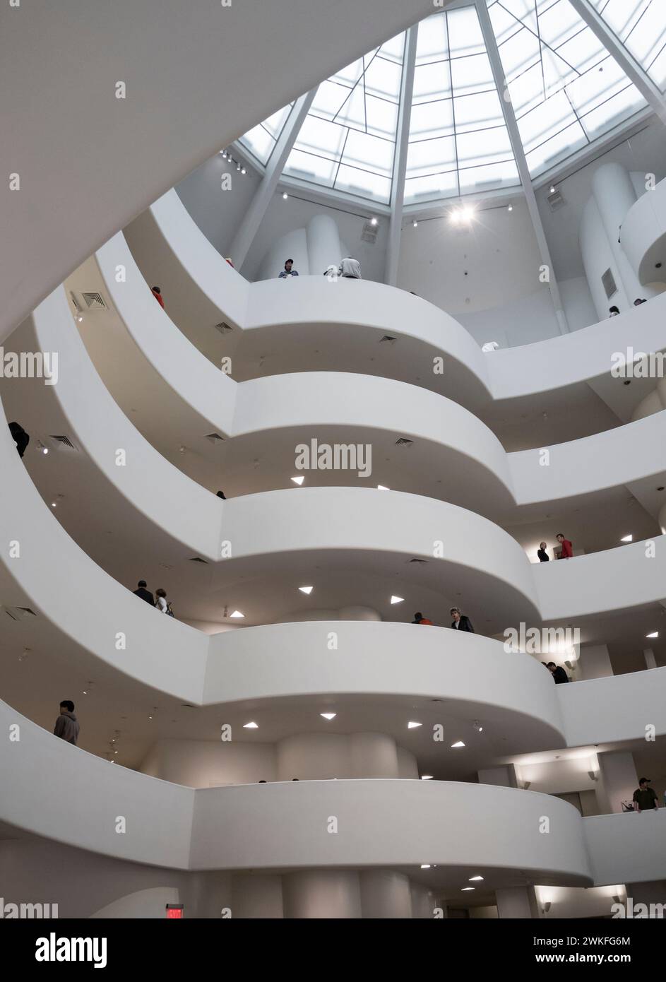 New York, USA - 30. April 2023: Blick auf das Innere des Guggenheim Museums in Manhattan, New York. Stockfoto