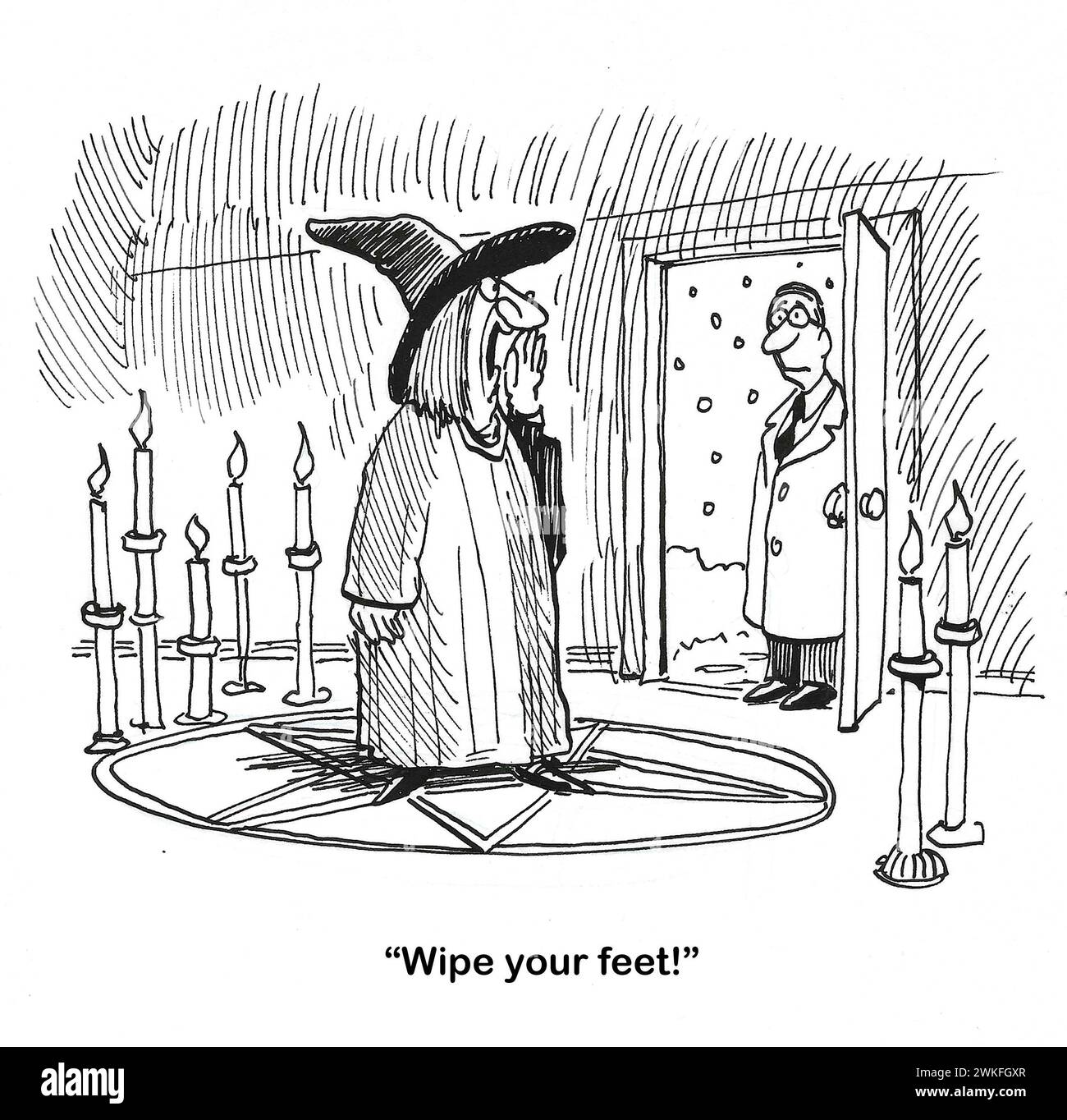 BW Cartoon eines Ehemannes, der im Regen nach Hause kommt. Seine Frau ist eine Hexe geworden und macht Hexerei, aber er muss sich immer noch die Füße abwischen. Stockfoto