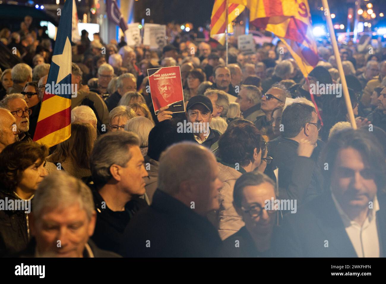 Barcelona, Barcelona, Spanien. Februar 2024. Anhänger des Wikileaks-Gründers Julian Assange veranstalten einen Protest vor dem britischen Konsulat in Barcelona, ''‹''‹ an dem Tag, an dem Assanges Anwälte um Erlaubnis bitten, gegen die Entscheidung der britischen Regierung, ihn an die Vereinigten Staaten auszuliefern, Berufung einzulegen. (Kreditbild: © Marc Asensio Clupes/ZUMA Press Wire) NUR REDAKTIONELLE VERWENDUNG! Nicht für kommerzielle ZWECKE! Stockfoto