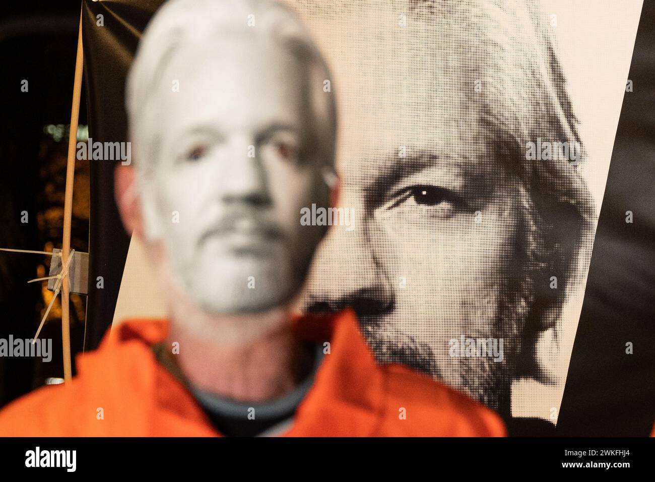 Barcelona, Barcelona, Spanien. Februar 2024. Anhänger des Wikileaks-Gründers Julian Assange veranstalten einen Protest vor dem britischen Konsulat in Barcelona, ''‹''‹ an dem Tag, an dem Assanges Anwälte um Erlaubnis bitten, gegen die Entscheidung der britischen Regierung, ihn an die Vereinigten Staaten auszuliefern, Berufung einzulegen. (Kreditbild: © Marc Asensio Clupes/ZUMA Press Wire) NUR REDAKTIONELLE VERWENDUNG! Nicht für kommerzielle ZWECKE! Stockfoto