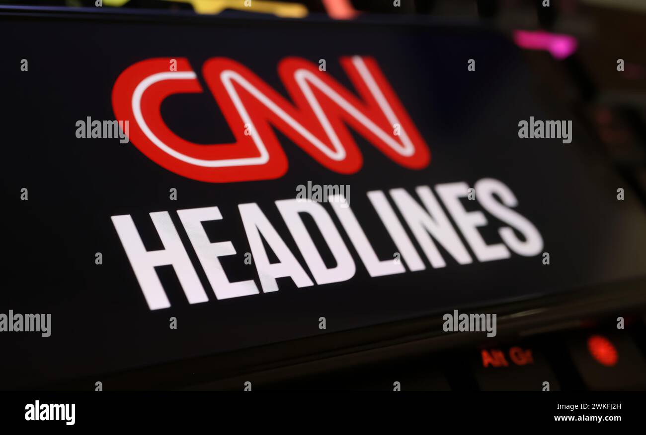 Viersen, Deutschland - 9. Januar. 2024: Nahaufnahme eines Mobiltelefons mit Logo-Schriftzug CNN Channel-Schlagzeilen auf der Computertastatur Stockfoto