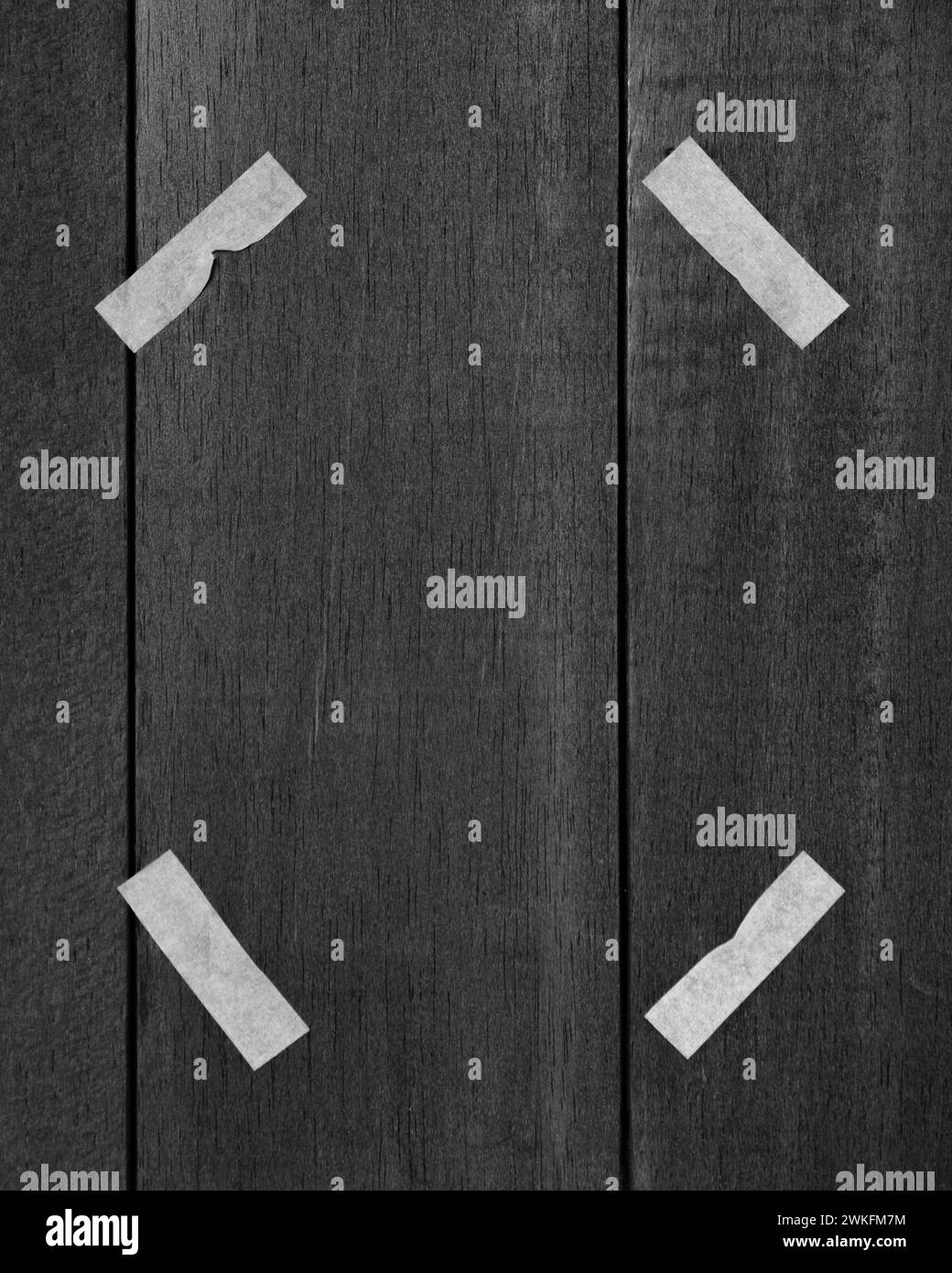 Künstlerische Darstellung einer anonymen Person mit aufgeklebten Augen auf hölzerner Textur Stockfoto