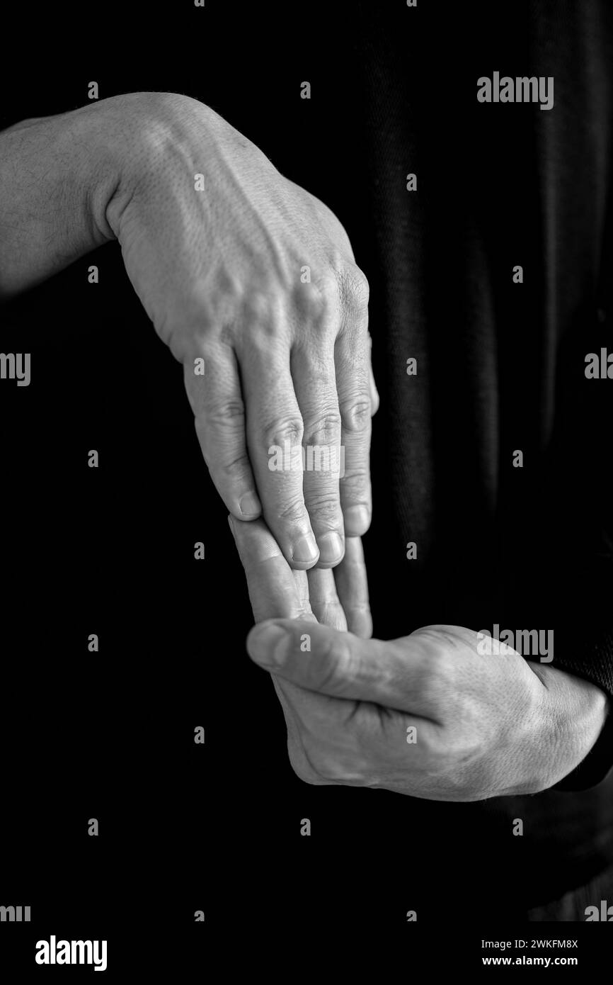 Die Hände wurden zusammengelegt, als Zeichen von Nachdenklichkeit oder Spannung Stockfoto