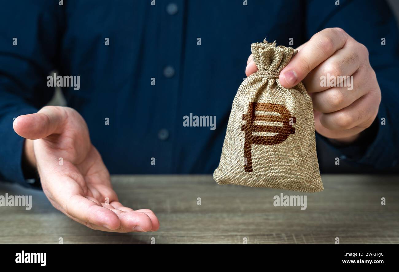 Geste geben und philippinischer Peso-Geldbeutel. Banking und Gutschrift. Der Mann bietet im Gegenzug einen Deal an. Gehaltsleistungen. Anziehung von Investitionen. Mortgag Stockfoto