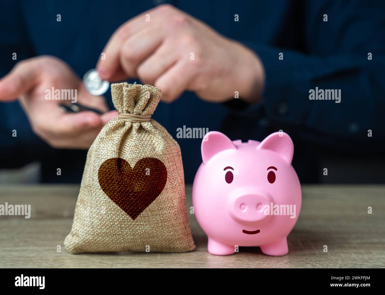 Sparen für Behandlung und Erholung. Gesundheitsbudget. Haushaltsmittel für das Gesundheitswesen. Medizinische Lebensversicherung. Bezahltes Gesundheitssystem. Spendensammlung, akkumuliert Stockfoto