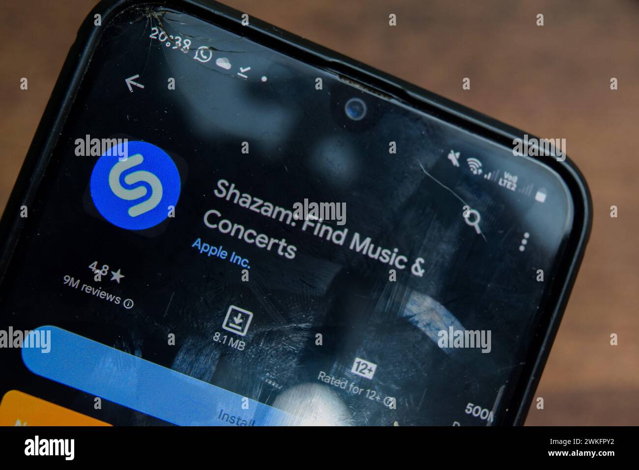 Shazam – Finden Sie die Anwendung „Musik & Konzerte“ auf dem Smartphone-Bildschirm. Shazam ist ein kostenloser Webbrowser, der von Apple Inc. Entwickelt wurde Bekasi, Indonesien, Februar Stockfoto