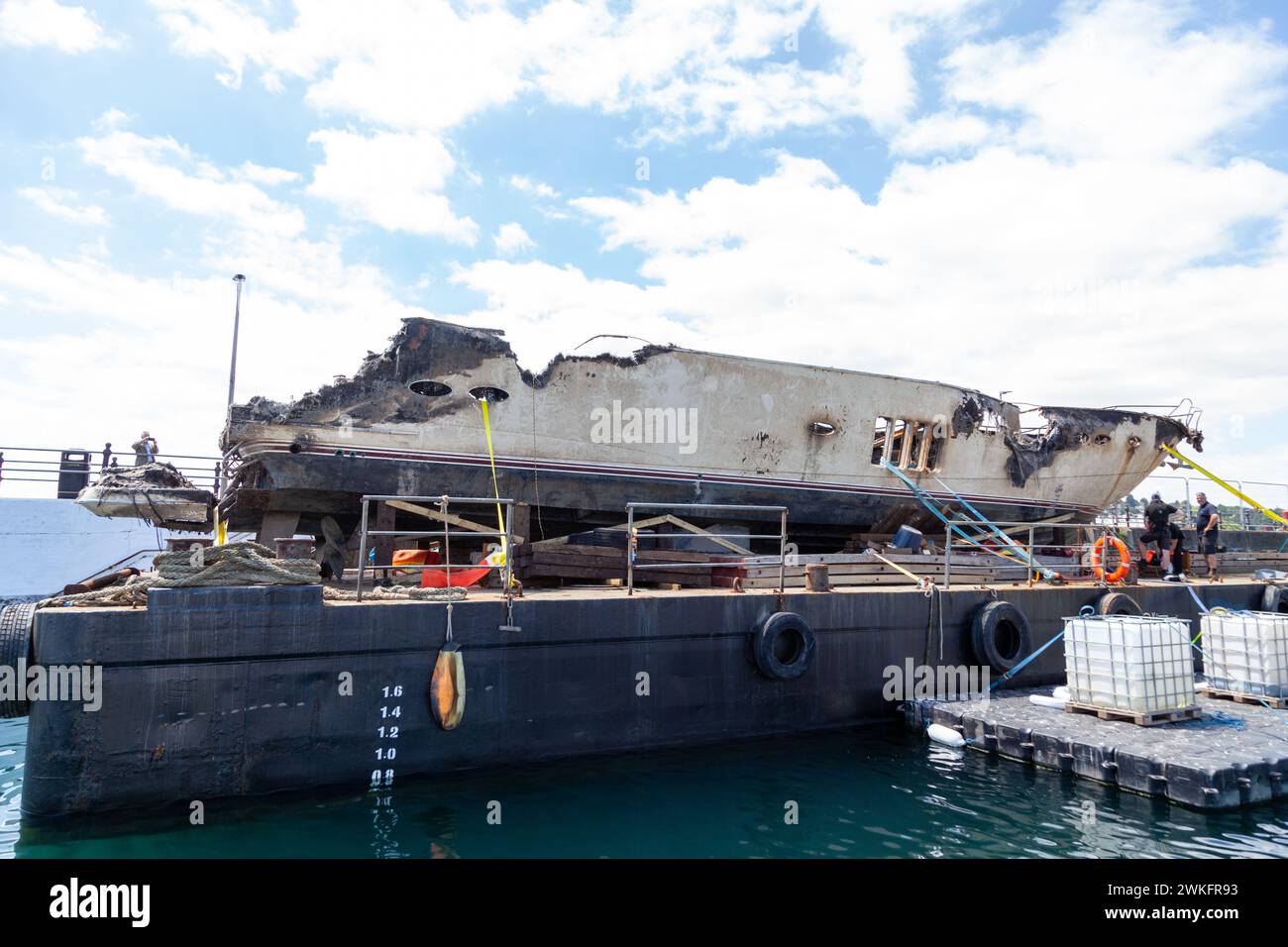 Das Rendezvous, die Überreste einer mehrere Millionen Pfund schweren Superyacht, die durch einen Brand im Hafen von Torquay zerstört wurde Stockfoto