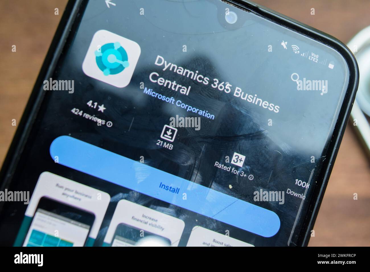Dynamics 365 Business Central-Anwendung auf dem Smartphone-Bildschirm. Dynamics 365 ist ein kostenloser Webbrowser, der von der Microsoft Corporation entwickelt wurde. Bekasi, Ind Stockfoto
