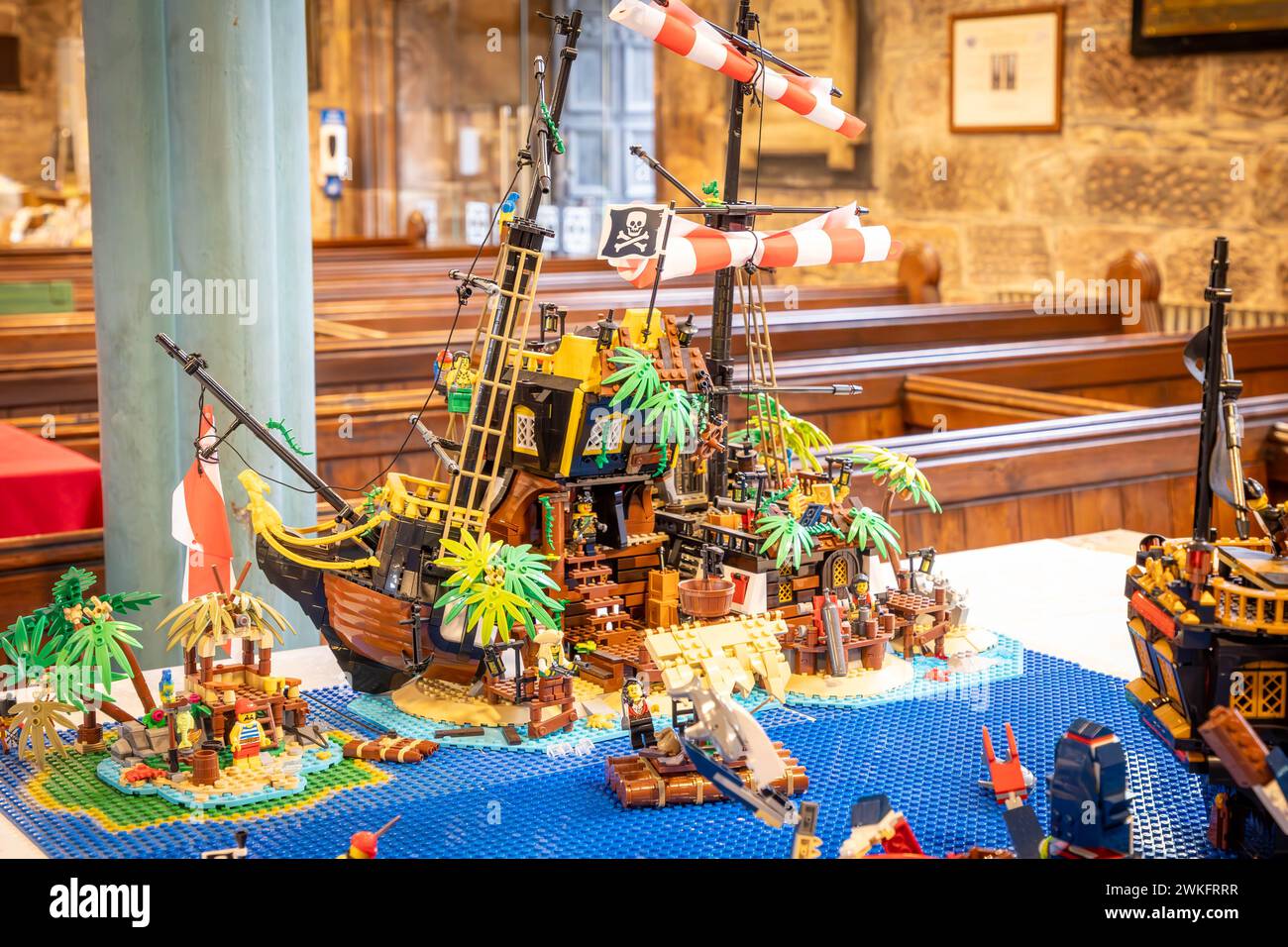 LEGO Piratenschiff beim Brick Festival in der St. Elphin's Parish Church in Warrington, Cheshire, England Stockfoto