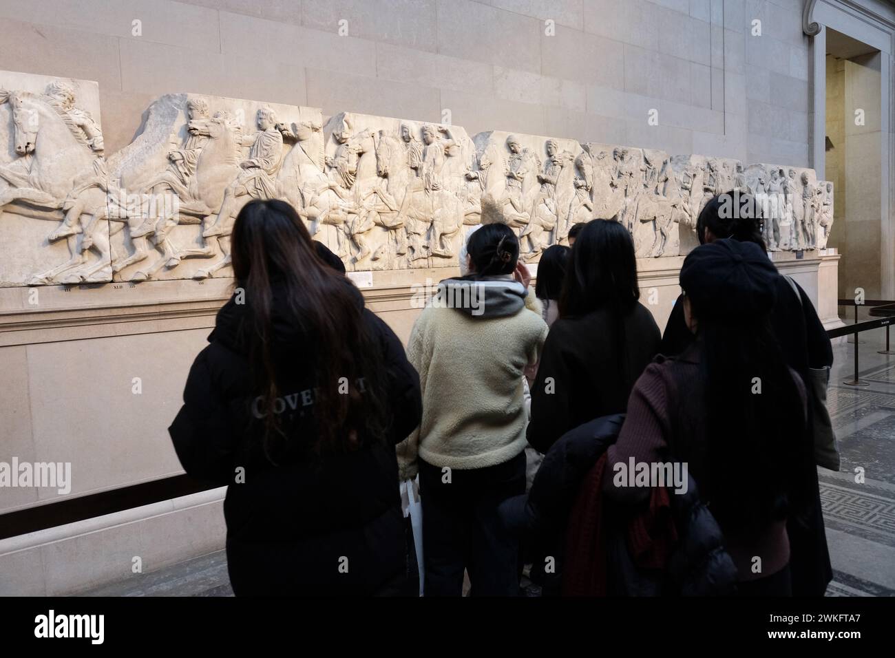 Besucher sehen die Elgin Marbles, antike griechische Skulpturen aus dem Parthenon in Athen, die im British Museum in London, Großbritannien, ausgestellt sind Stockfoto