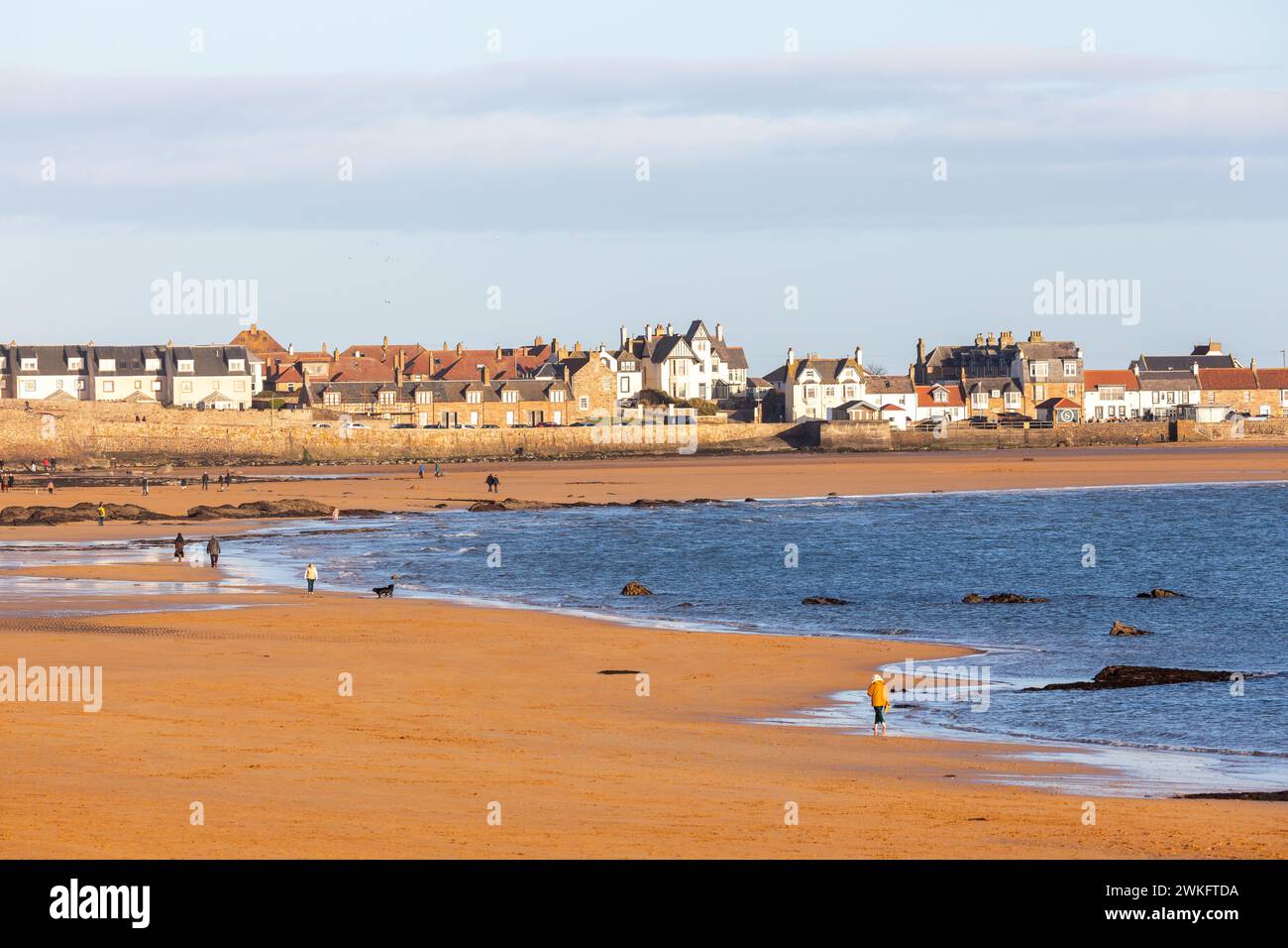 Der wunderschöne Strand und die Häuser am Meer in Elie, Schottland Stockfoto