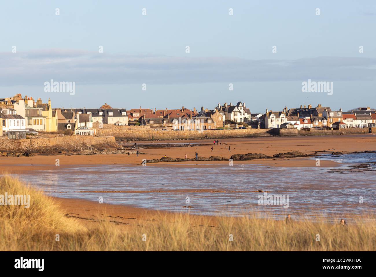 Der wunderschöne Strand und die Häuser am Meer in Elie, Schottland Stockfoto