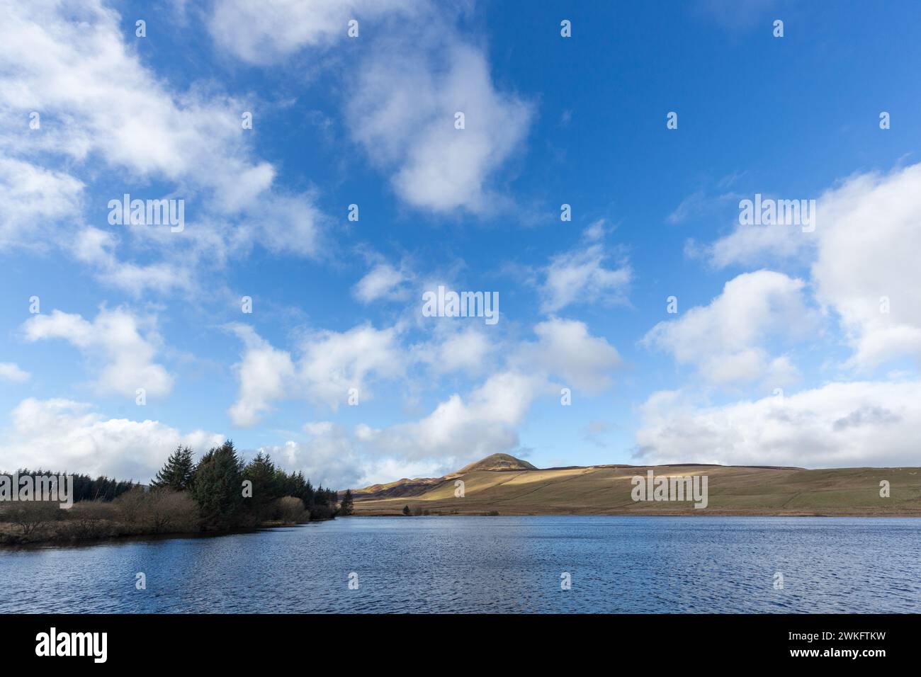 Blick über das Harperleas Reservoir in Richtung West Lomond Hill, Fife, Schottland Stockfoto