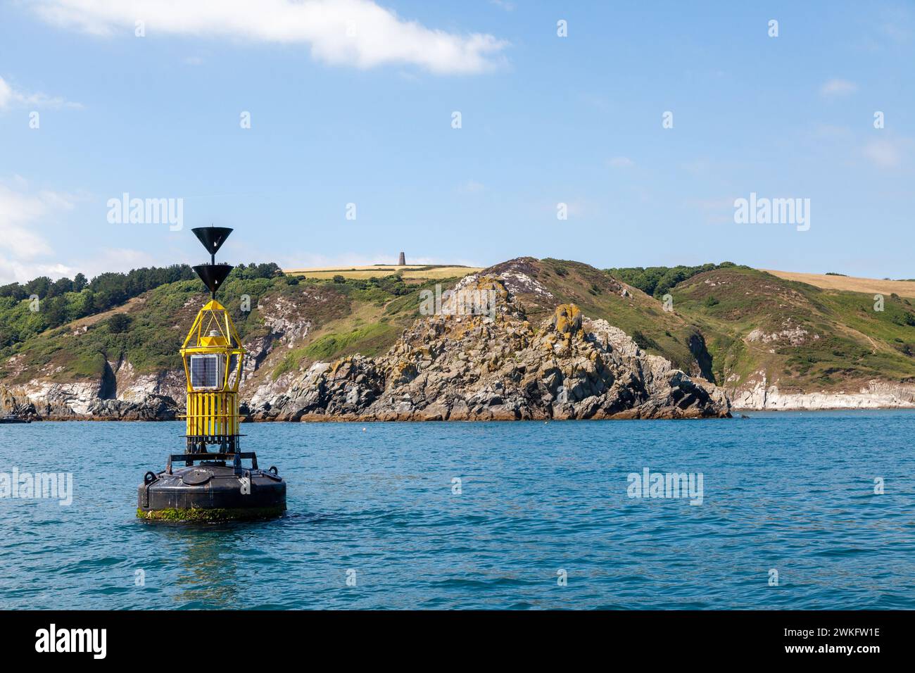 Kingswear Daymark auf dem Hügel mit Blick auf Dartmouth. Stockfoto