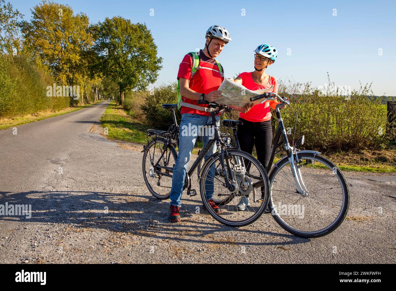 Radfahrer, Radtour im Naturschutzgebiet Dingdener Heide, Heide- und Moorlandschaften, nördlich des Dorfes Dingden, gehört zu Hamminkeln, Kult Stockfoto