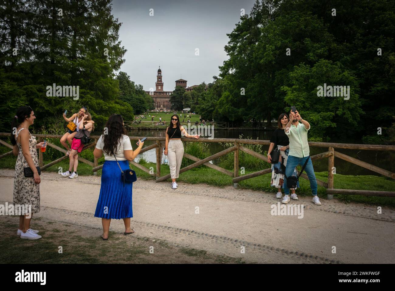 Der Sempione Park ist der größte Park im historischen Zentrum von Mailand. Das Schloss Sforzesco, heute ein Museum, befindet sich an einem der Haupteingänge. Stockfoto