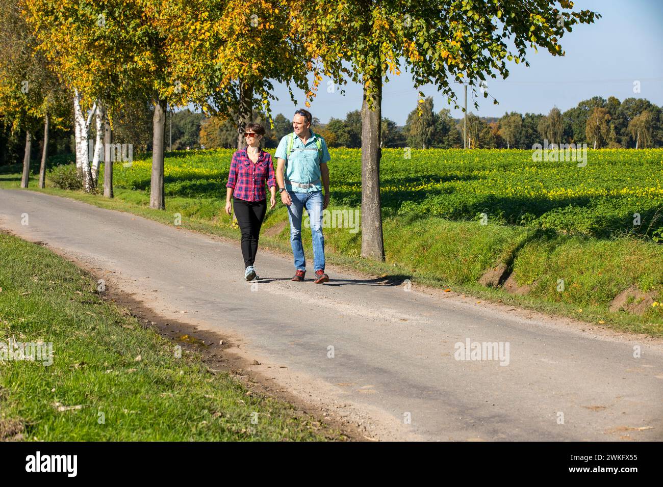 Wanderer im Steverauen Olfen, einer renaturierten Auenlandschaft und einem Naherholungsgebiet im Norden von Olfen, hohe Mark Westmünsterland Natu Stockfoto