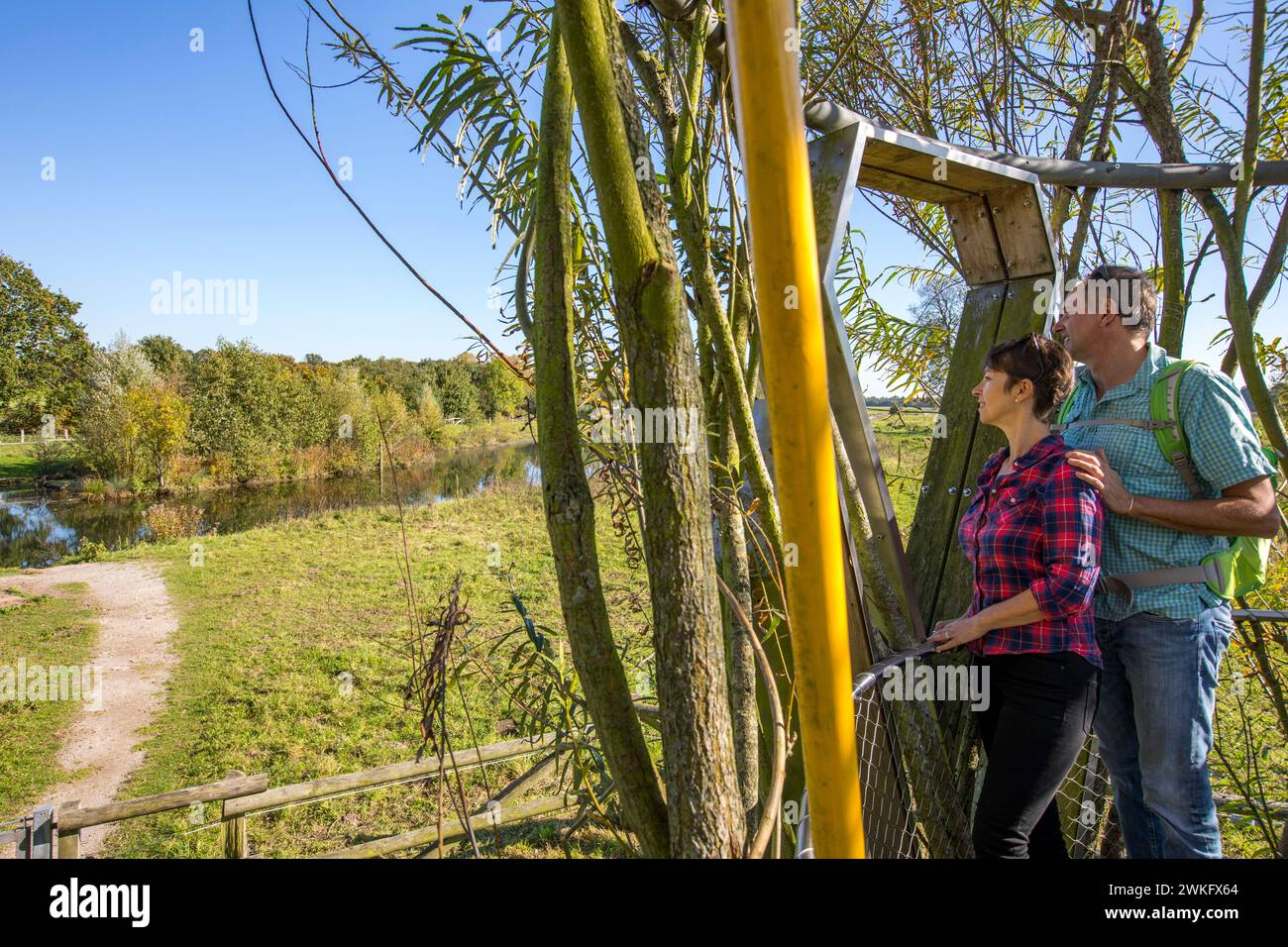 Wanderer im Steverauen Olfen, einer renaturierten Auenlandschaft und einem Naherholungsgebiet im Norden von Olfen, hohe Mark Westmünsterland Natu Stockfoto