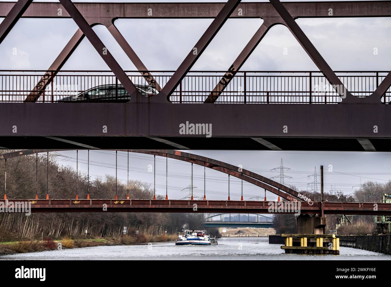 Rhein-Herne-Kanal, im Norden von Essen, verschiedene Brücken überqueren den Kanal, NRW, Deutschland, Stockfoto