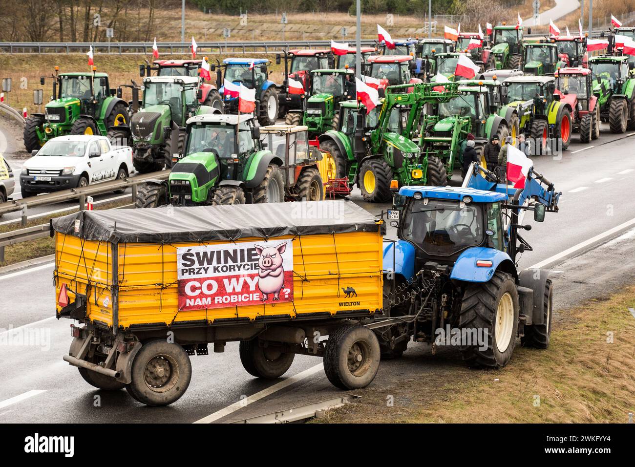 Ein Plakat, das während der Vorführung an einem landwirtschaftlichen Wagen entlang der Schnellstraße S3 angebracht wurde. Polnische Landwirte protestieren gegen billiges ukrainisches Getreide, das den Markt überschwemmt, und EU-Vorschriften über den Einsatz von Pestiziden und Düngemitteln. Traktoren mit polnischer Flagge blockierten Autobahnen und wichtige Kreuzungen an fast 200 Standorten in Polen. Quelle: SOPA Images Limited/Alamy Live News Stockfoto