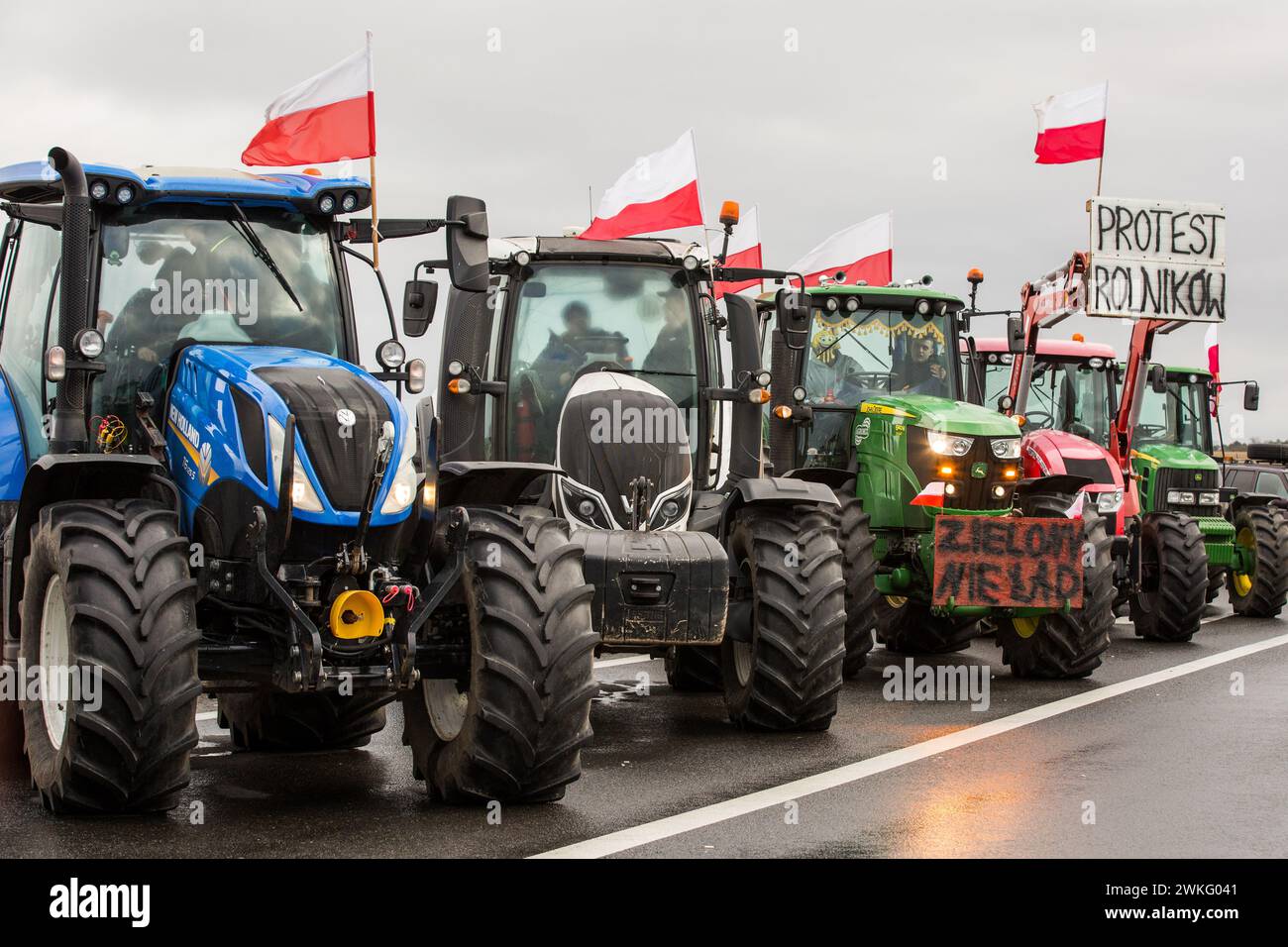 Traktoren mit polnischen Fahnen und Bannern entlang der Schnellstraße S3 während der Vorführung. Polnische Landwirte protestieren gegen billiges ukrainisches Getreide, das den Markt überschwemmt, und EU-Vorschriften über den Einsatz von Pestiziden und Düngemitteln. Traktoren mit polnischer Flagge blockierten Autobahnen und wichtige Kreuzungen an fast 200 Standorten in Polen. Quelle: SOPA Images Limited/Alamy Live News Stockfoto