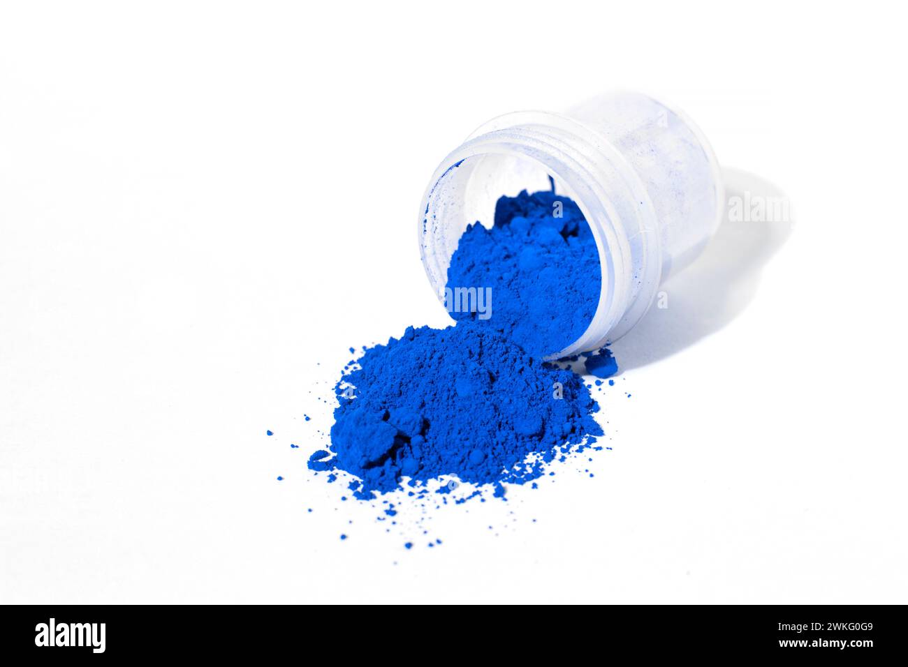 Ultramarinblaues Pigment, trockene Naturfarbe auf weißem Hintergrund, Makro Stockfoto