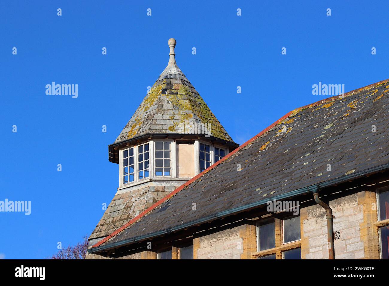 Das gekachelte Dach der St. Saviours Church Hall, Plymouth und der achteckige Turmlichtbrunnen der Ecke schließen einen zweiten Eingang ab, Dezember 2023. Stockfoto