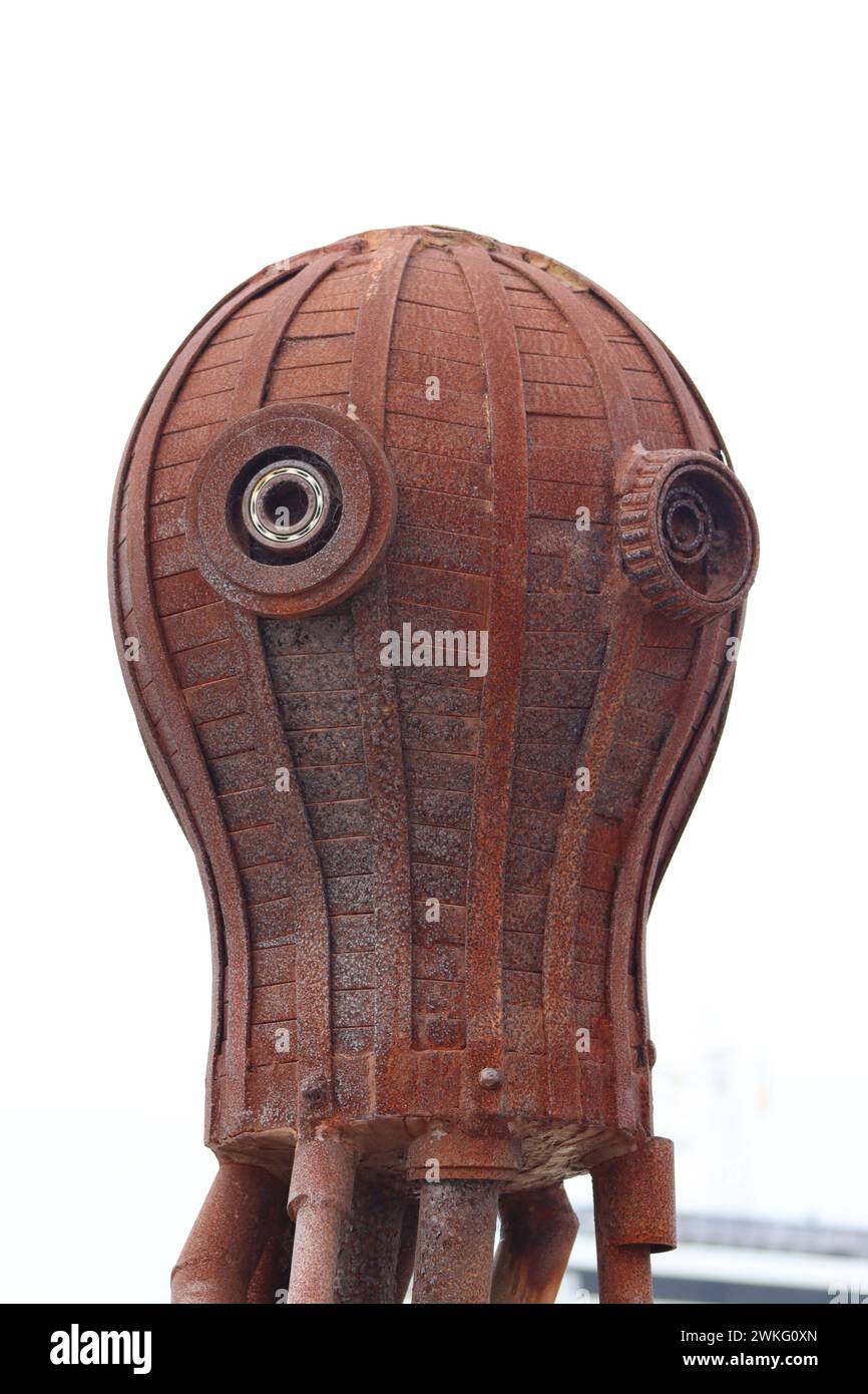 Nahaufnahme einer rustikalen Kraken-Skulptur, die Gäste an der Tür des Nemo Bar Restaurants begrüßt, das sich im Jachthafen von La Coruna, Spanien befindet. Stockfoto