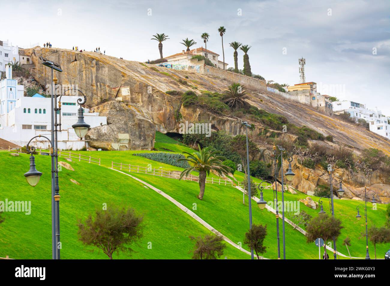 Tanger, Marokko. 16. Oktober 2022 - der Hafa-Garten vor der Küste und der Edge Rock, Platz der phönizischen Gräber, oben Stockfoto