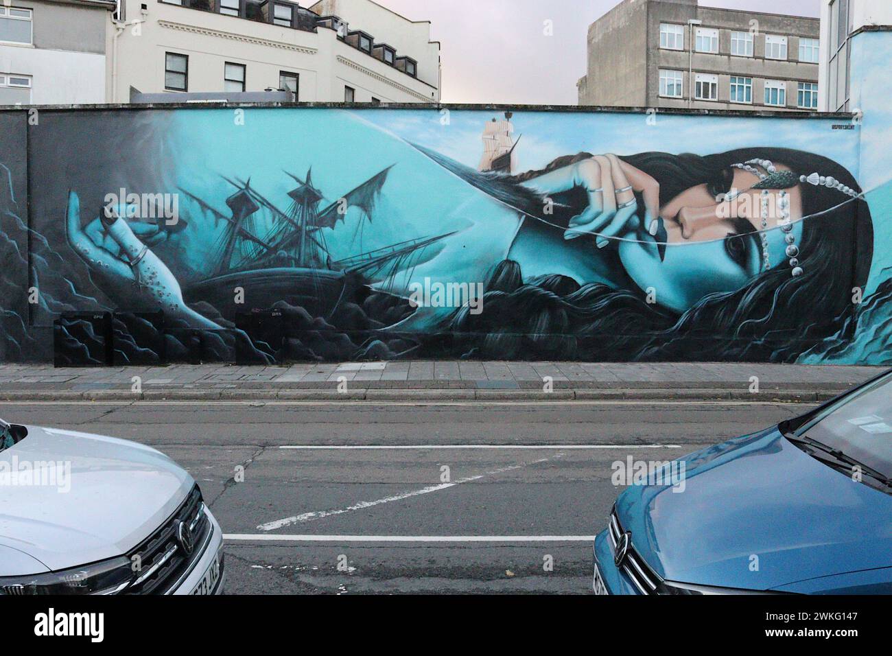 „Siren“ – ein großes Wandgemälde, das in drei Tagen im Juli 2023 vom Straßenkünstler SpraySaint erstellt wurde, Teil des Plymouth Selfie Wall Project. Stockfoto