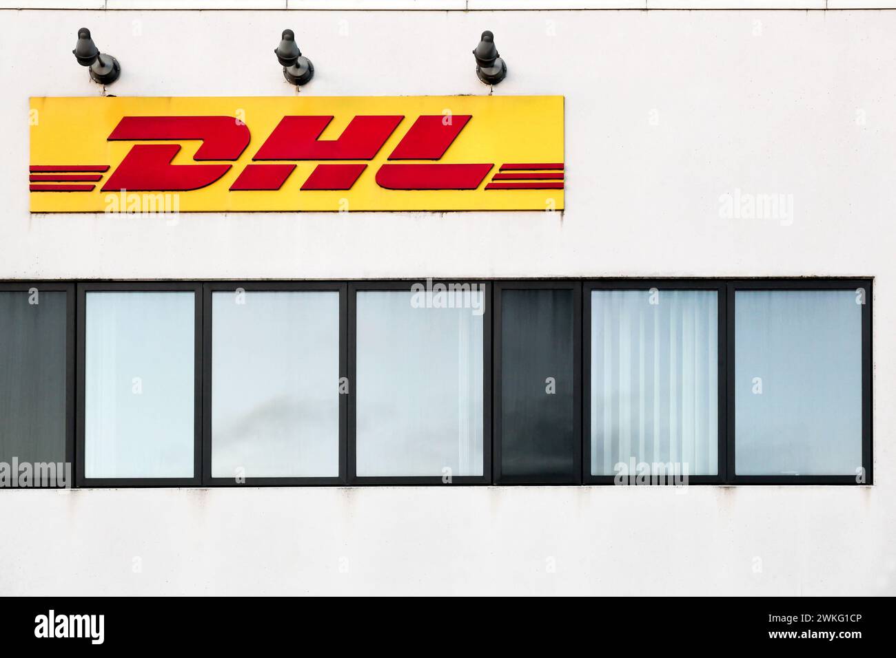 Fredericia, Dänemark - 27. März 2022: DHL-Logo auf einer Fassade. DHL Express ist ein Geschäftsbereich des deutschen Logistikunternehmens Deutsche Post DHL Stockfoto