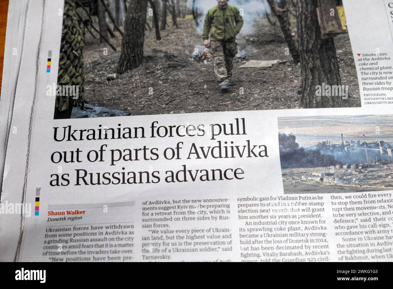 "Ukrainische Streitkräfte ziehen sich aus Teilen von Avdiiwka ab, während die Russen vorrücken", titelt die Zeitung The Guardian Russland Ukraine war artikel 17 Februar 2024 London UK Stockfoto