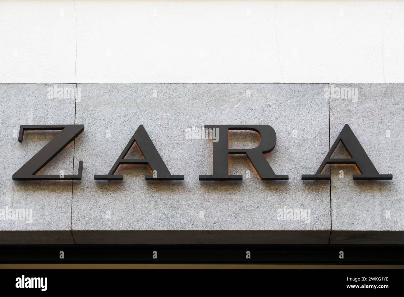 Kopenhagen, Frankreich - 14. Oktober 2021: Zara-Logo an einer Wand. Zara ist ein spanischer Einzelhändler für Bekleidung und Accessoires mit Sitz in Arteixo, Spanien Stockfoto