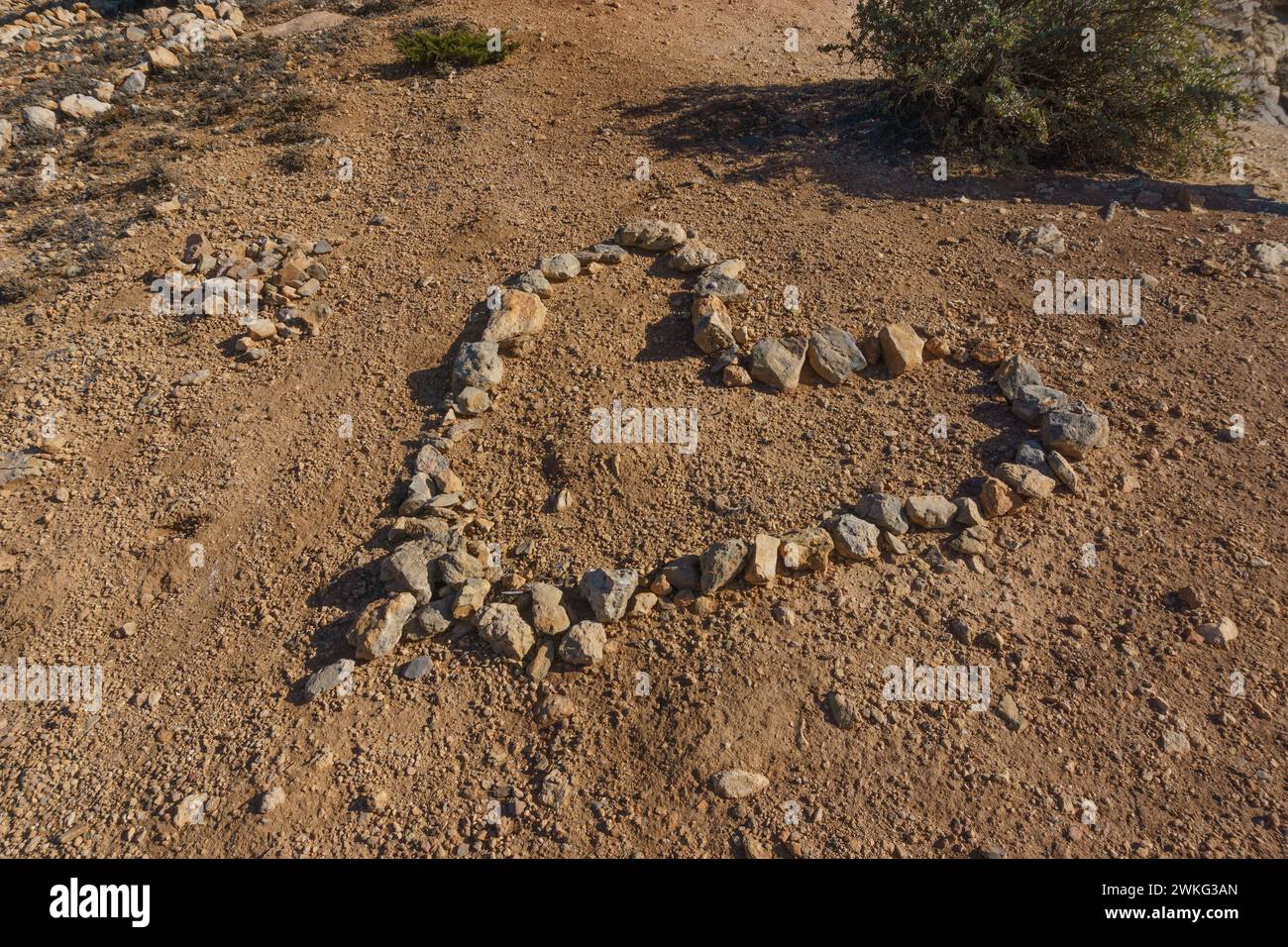 Eine Herzform aus Steinen am Strand Praia do Barranco, Sagres, Algarve, Portugal Stockfoto