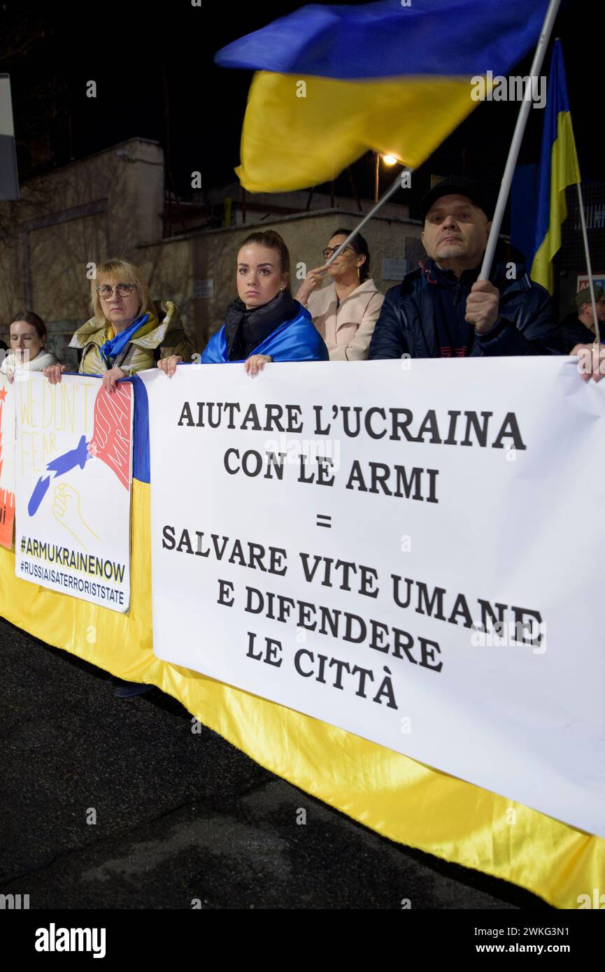 Rom, Italien. Februar 2024. Ukrainische Frauen hinter einer großen ukrainischen Flagge mit einem großen Schild für die Lieferung von Waffen an die Ukraine mit der Aufschrift "'Helfen der Ukraine mit Waffen = Rettung von Leben und Verteidigung von Städten"" während der demonstrationÂ anlässlich des Jahrestages der russischen Besetzung der Krim im Jahr 2014 organisiert von die christliche Vereinigung der Ukrainer in Italien in Rom. (Kreditbild: © Marcello Valeri/ZUMA Press Wire) NUR REDAKTIONELLE VERWENDUNG! Nicht für kommerzielle ZWECKE! Stockfoto