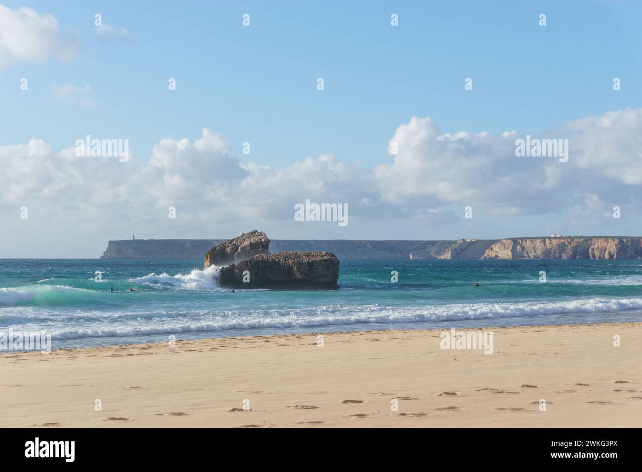 Surfer im Meer am Strand Praia do Tonel, Sagres, Algarve, Portugal Stockfoto