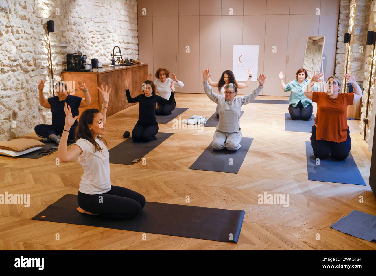WELPEN-YOGA IN PARIS Stockfoto